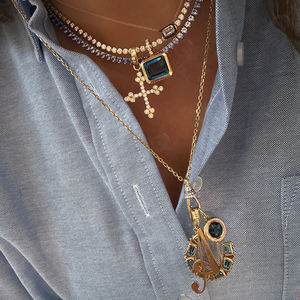 Boucles d'oreilles créoles pendantes Gemnel Gothic Diamond Cross et breloque en argent 925 pavé de diamants pour un accent audacieux et affirmé dans le jeu d'oreilles - Product Image 4