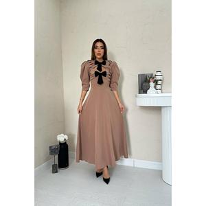 Robe longue en satin camel coupe trapèze avec nœud décoratif, décolleté en V et découpes, robe de bal à taille naturelle - Product Image 5