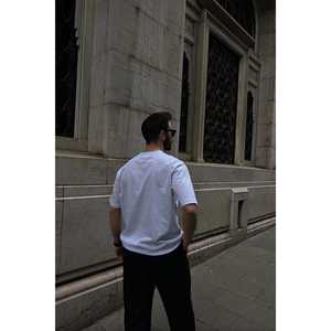 T-shirt blanc de créateur avec impression sérigraphiée sur le devant, tissu 200g, modèle compressé, numéro imprimé - Product Image 1