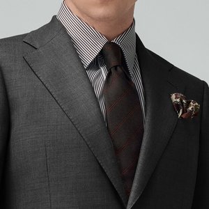 Costume d'affaires classique pour hommes pour les occasions formelles gris foncé, teint uni, revers cranté, bouton en corne - Product Image 3