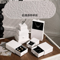 Boîte en carton avec doublure en éponge pour emballage de bijoux, logo personnalisé, motif de gaufrage doré de luxe, feuille de gaufrage à chaud