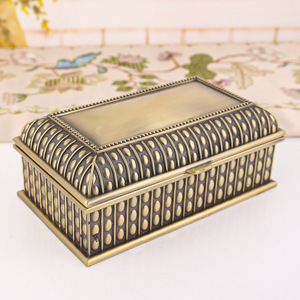 Caja de joyería rectangular de metal estilo retro Maini Northern, almacenamiento de oro y plata antiguo, artesanías portátiles - Product Image 1