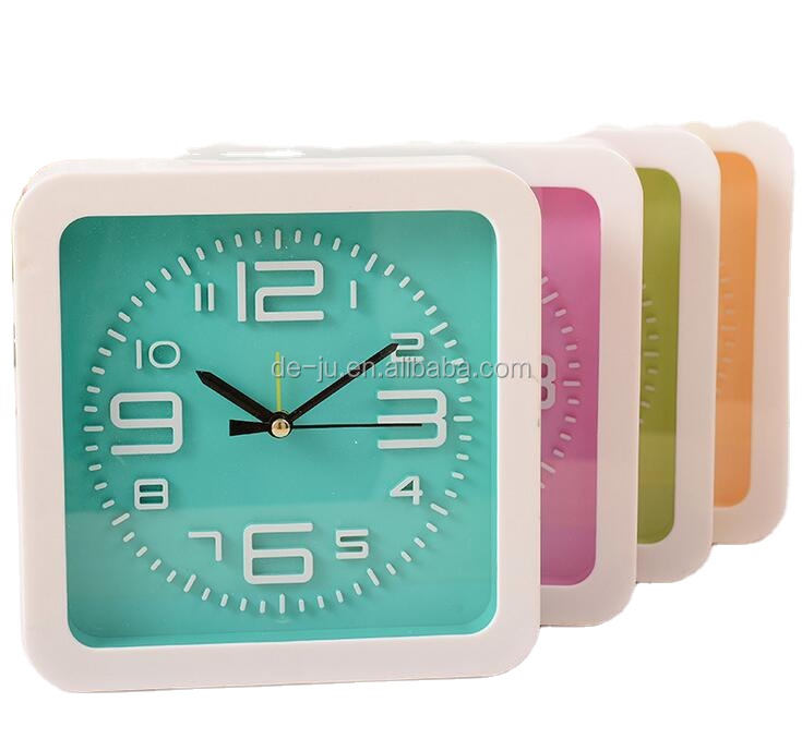 Маленький квадратный пластиковый будильник
