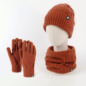Ensemble trois pièces automne-hiver, bonnet en velours épais chaud avec broderie 3D, écharpe et gants pour les voyages en plein air - Product Image 4