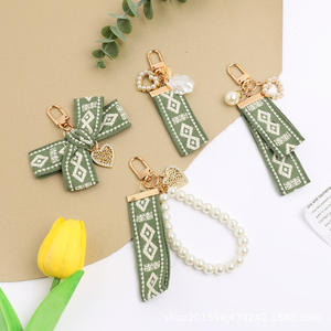 Nouveau modèle tissu porte-clés pendentif créatif frais nœud papillon perle coquille accessoires étui pour écouteurs décoration - Product Image 1