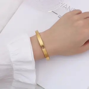 In acciaio inossidabile 18K oro di lusso Arabia saudita gioielli nuovi all'ingrosso personalizzati ultimi disegni Non appannati legno grano braccialetto da donna