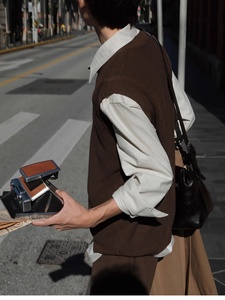 Lvlaea ठोस रंग पुरुषों वसंत शरद ऋतु के बाहरी स्वेटर बनियान आस्तीन रहित v-गर्दन ट्रेंडी पुरानी मुद्रा शैली पुरुषों के लिए रिबाल्ड बनियान - Product Image 5