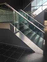 Escalier en acier à double poutre avec marches et main courante en acier inoxydable pour décoration intérieure
