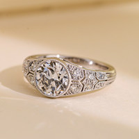 Bague S925 de style royal européen (plaqué or blanc 18 carats) avec un diamant de laboratoire taille ancienne européenne et un motif inspiré de la dentelle du XIXe siècle