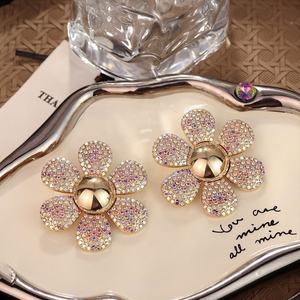 Ensemble de boucles d'oreilles en forme de marguerite colorée, design de mode européen et américain, nouveau, exagéré, avec charme en diamant, forme de couronne, personnalisé pour - Product Image 6