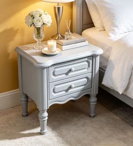 Elegante Mesita de Noche de Madera Maciza Gris Envejecida, con 2 Cajones Empotrados y Patas Redondas con Perillas, para Dormitorio - Product Image 4