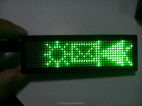 Insigne nominatif Led numérique programmable de message de défilement Mini carte nominative de LED pour le serveur d'aéroport d'hôtel de rassemblement