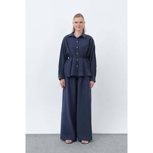 Conjunto Elegante de Dos Piezas para Mujer Puane en Azul Marino con Túnica con Detalle de Corte en la Espalda y Pantalones Cómodos para Uso en Todas las Temporadas - Product Image 2