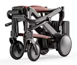 Fauteuil roulant pliable certifié UE avec cadre rouge et siège noir pour le transport en avion - Product Image 6