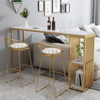 Ensemble de bar nordique avec tabourets hauts, comptoir en bois massif, design mural long en fer forgé simple pour usage domestique