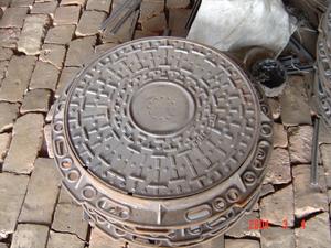 Couverture de trou d'homme en <span class=keywords><strong>fonte</strong></span> ductile EN124 B125 <span class=keywords><strong>D400</strong></span> de haute qualité <span class=keywords><strong>grille</strong></span> de vidange conception ronde carrée directement fournie par la Chine - Product Image 6