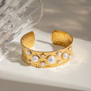 Bracelet jonc ouvert martelé en acier inoxydable plaqué or 18 carats avec perles |   Bijoux élégants et tendance unisexes | - Product Image 6