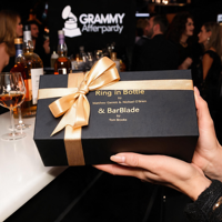 Boîte d'emballage pour whisky en carton rigide noir mat écologique avec ruban doré et logo personnalisé, en papier recyclé pour les spiritueux et les liqueurs