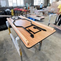 Table pliante en contreplaqué, surface imitation bois, pieds en acier, table à manger pliable portable pour banquet, hôtel, vente en gros