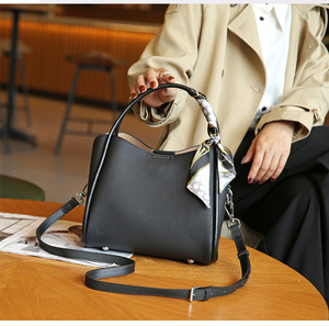 Bolso de Hombro Bellmont para Mujer, Elegante, Marca 5A, con Logotipo Metálico en Colores Populares, Diseño de Lujo, Estilo Personalizado, Venta al Por Mayor - Product Image 5