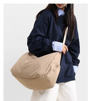 Tas Selempang Bahu Nylon Kapasitas Besar, Berlapis Padded, Ritsleting, Tali Tunggal, dengan Kantong Elastis di Samping