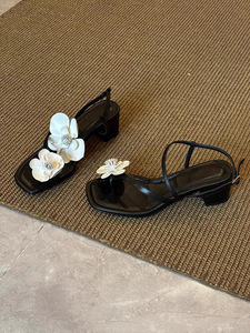 Tendances de la mode estivale : sandales à bout ouvert pour femmes, polyvalentes avec un design à lanières et une jupe résistante. - Product Image 3