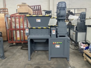 Petite machine de broyage de ferraille métallique utilisée pour le broyage du plastique et du bois, moteur à engrenages, traitement de l'acier inoxydable et de l'alliage d'aluminium - Product Image 2