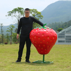 Grande sculpture de fraise décorative pour extérieur, idéale pour la ferme, le jardin, l'aménagement paysager, le parc et les espaces verts - Product Image 5