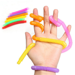 Jouet anti-stress super cool en PVC/plastique, tubes lumineux pliables de petite taille L12CM, tubes pop en silicone mignons, jouet éducatif à presser pour la décompression - Product Image 1