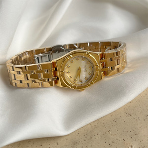 Reloj de Lujo con Correa de Metal Dorado, Esfera con Diseño de Granos de Café e Incrustaciones de Diamantes de Imitación - Product Image 2
