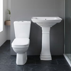 Ensemble de salle de bain carré en céramique deux pièces avec WC, réservoir, abattant et lavabo sur pied – Inde - Product Image 4