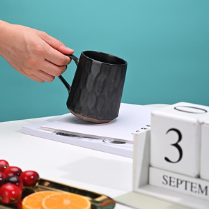 Tasse à <span class=keywords><strong>eau</strong></span> à bord géométrique moderne en argile créative effet métal noir avec fond de sable exposé poterie ronde en céramique pour boire - Product Image 3