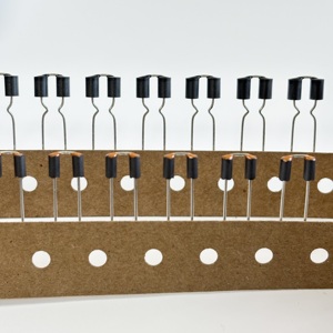 Três End Feedthrough Capacitor para High Frequency EMI e RFI Filtragem - Product Image 3