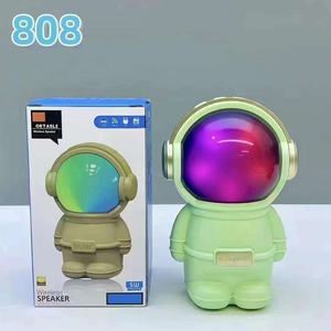 Altavoz Inalámbrico Astronauta con Luces LED RGB, Mini Subwoofer de Escritorio, Portátil para Exteriores, Regalo Creativo para Computadora - Product Image 5