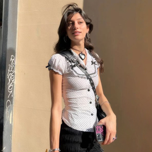 เสื้อเบลาส์ลายจุดสำหรับผู้หญิง สไตล์หวานน่ารัก ระบายอากาศได้ดี คอปกปีเตอร์แพน สีตัดกัน แขนสั้น แต่งระบายชายเสื้อ - Product Image 5