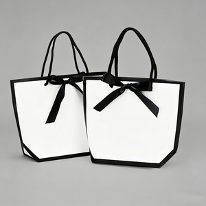 Sacs cadeaux élégants <span class=keywords><strong>noir</strong></span> et blanc avec nœud en satin, sacs en papier d'art de luxe pour boutique de mode, emballage de cosmétiques et de bijoux - Product Image 1
