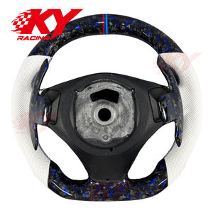 Volante Deportivo Personalizado de Cuero y Fibra de Carbono con LED e Indicador de RPM para BMW Serie E E87 E90 E91 E92 E93 M3 Serie 3 328i 330i 335d Serie 1 135i - Product Image 3