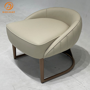 Taburete/Silla Tapizado Moderno de Lujo con Acabado de Cuero Curvo Envolvente y Base de Metal Oscuro, Taburete Decorativo Elegante - Product Image 1
