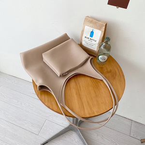 Sac à bandoulière minimaliste grande capacité pour femme, couleur unie, léger, en cuir souple, avec boucle magnétique, pour usage quotidien - Product Image 5