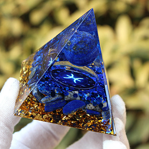 Pyramide en résine de galets de cristal Poissons, décoration artisanale pour la maison, ornement de bureau - Product Image 2