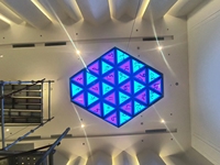 Écran LED hexagonal triangulaire circulaire sur mesure, écran LED flexible souple incurvé de forme spéciale P3