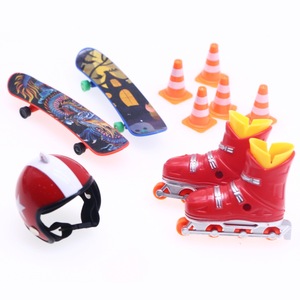 Casa de muñecas miniatura plástico elfo <span class=keywords><strong>muñeca</strong></span> con patines Mini simulación Skate casco DIY juguete dedo monopatín barricada - Product Image 4