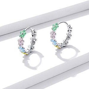 Orecchini a Cerchio con Margherite Arcobaleno per Donne, Accessori Floreali Dolci per Uso Quotidiano - Product Image 5