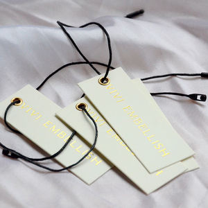 Étiquettes suspendues personnalisées en carton écologique de luxe pour vêtements, sacs et chaussures, design épais, conception pivotante, avec artwork inclus gratuit - Product Image 5