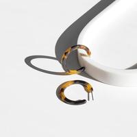 Boucles d'oreilles minimalistes exquises petites créoles Acétate de cellulose Boucles d'oreilles en écaille de tortue Accessoires pour femmes Vente en gros personnalisée