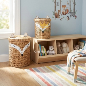 Panier en jacinthe d'eau en forme de renard mignon avec couvercle, panier de rangement décoratif tressé pour jouets d'enfants, vêtements et linge sale - Product Image 1