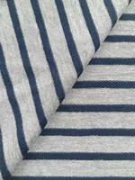 Tissu tricoté à rayures teintes en fil 65% polyester 35% coton, 180 GSM, tricoté à la chaîne, largeur 62/63 pouces, faible rétrécissement, pour fabricants de T-shirts
