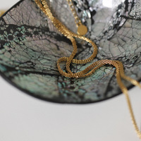 Bijouterie personnalisée Collier avec lettres en acier inoxydable plaqué or Chaîne maillée Pendentif carré Bijoux de mode Colliers pour femmes