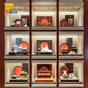 <span class=keywords><strong>Vitrine</strong></span> à bijoux ronde haut de gamme en verre avec base en bois et éclairage LED – Design intérieur de magasin premium - Product Image 4