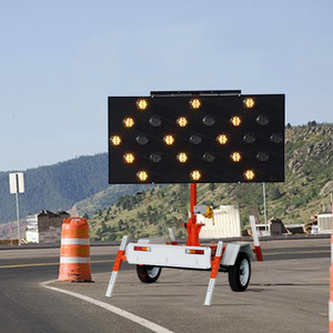 Señalización de Tráfico con Flecha Solar, Pantalla LED de 15 Dígitos, Plegable, Montada en Remolque o Suelo, IP65, Marco de Acero, No Reflectante - Product Image 1